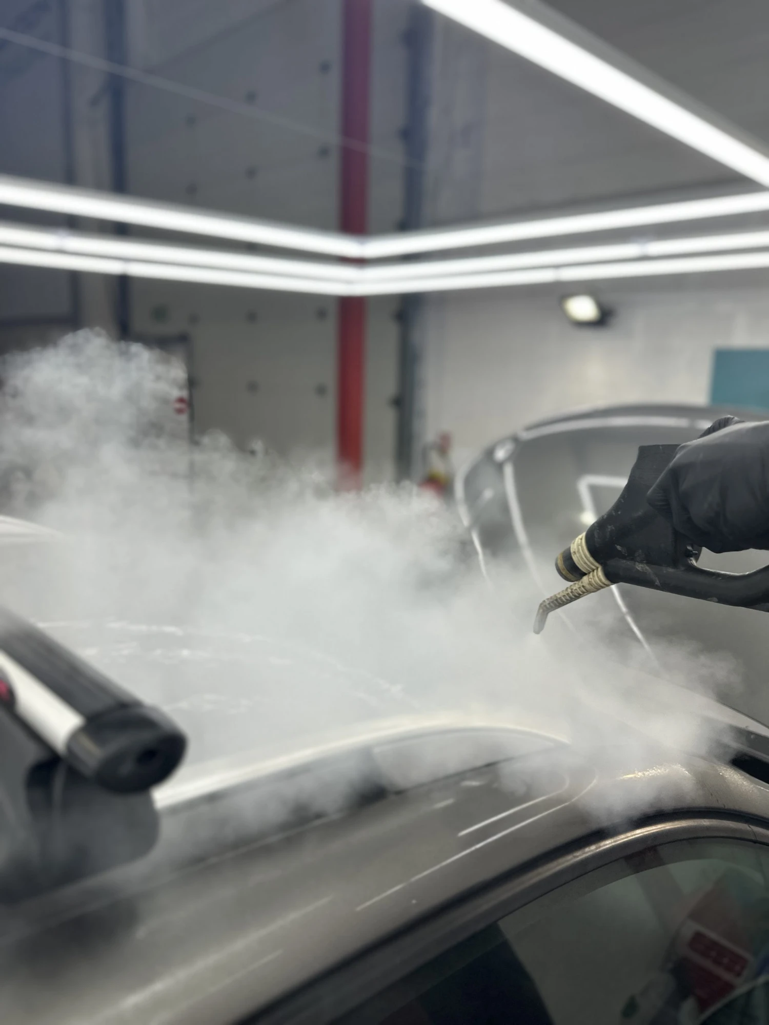 Nettoyage à la vapeur haute température de l'habitacle d'une voiture avec un nettoyeur vapeur professionnel